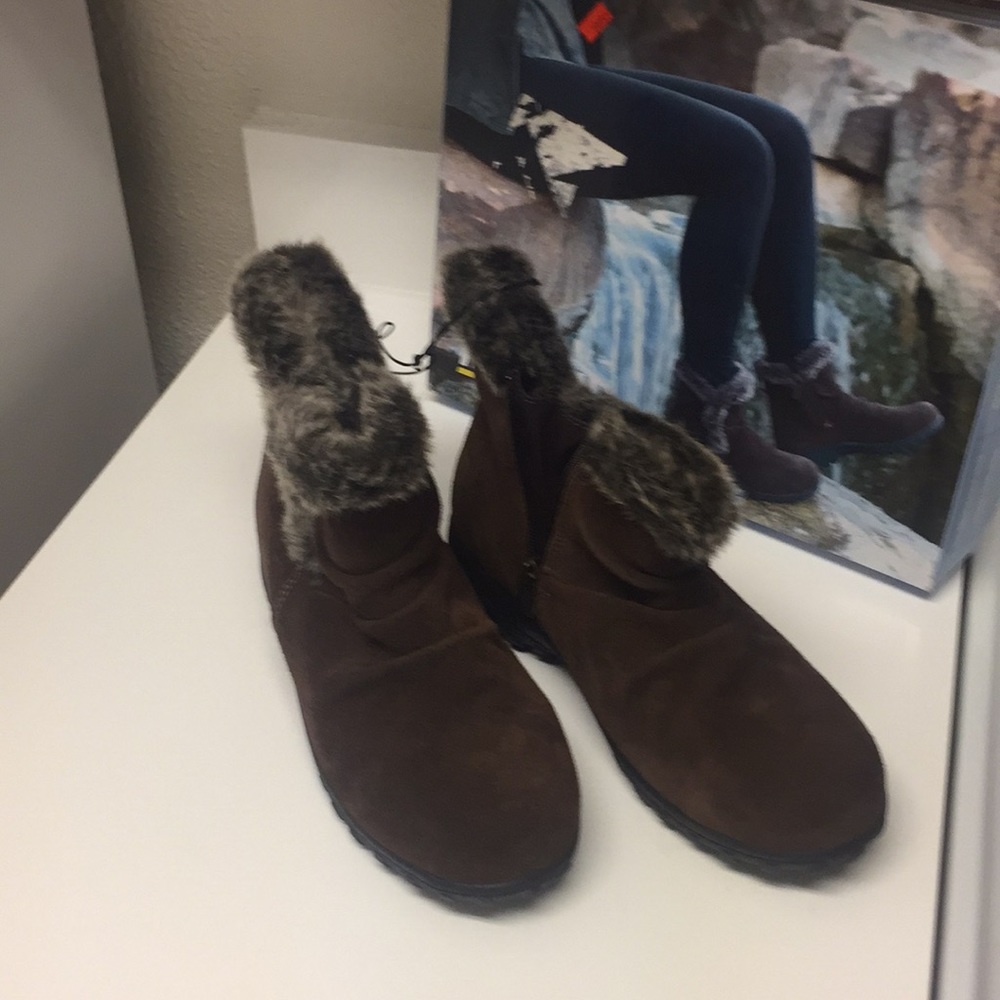 Khombu Brand New Ladies Size 8 Winter Shoes